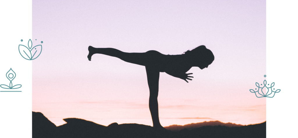 Silouhette d'une femme qui fait du Yoga avec un couché de soleil